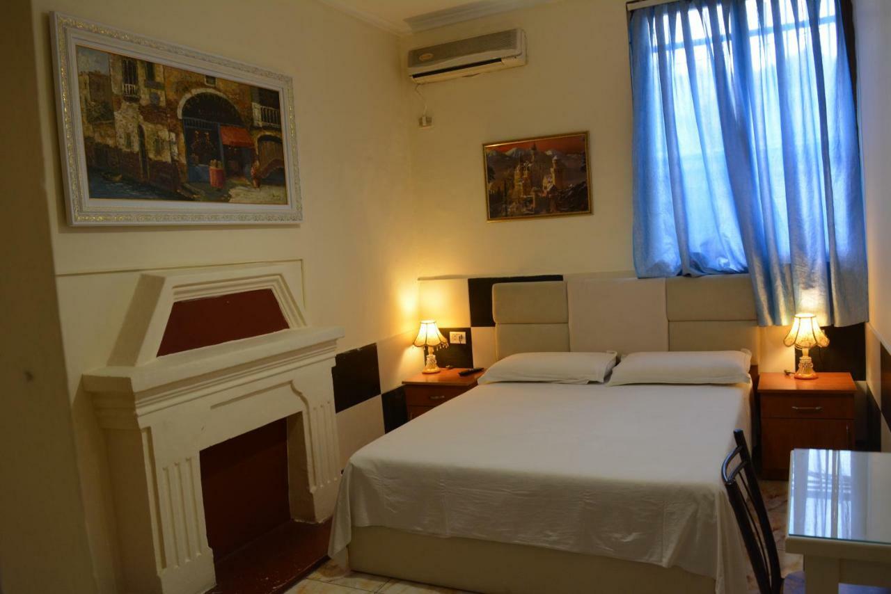Hotel Republika Tirana Kültér fotó