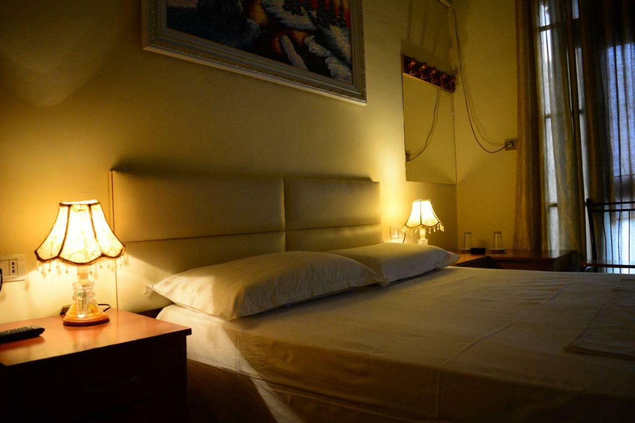 Hotel Republika Tirana Kültér fotó