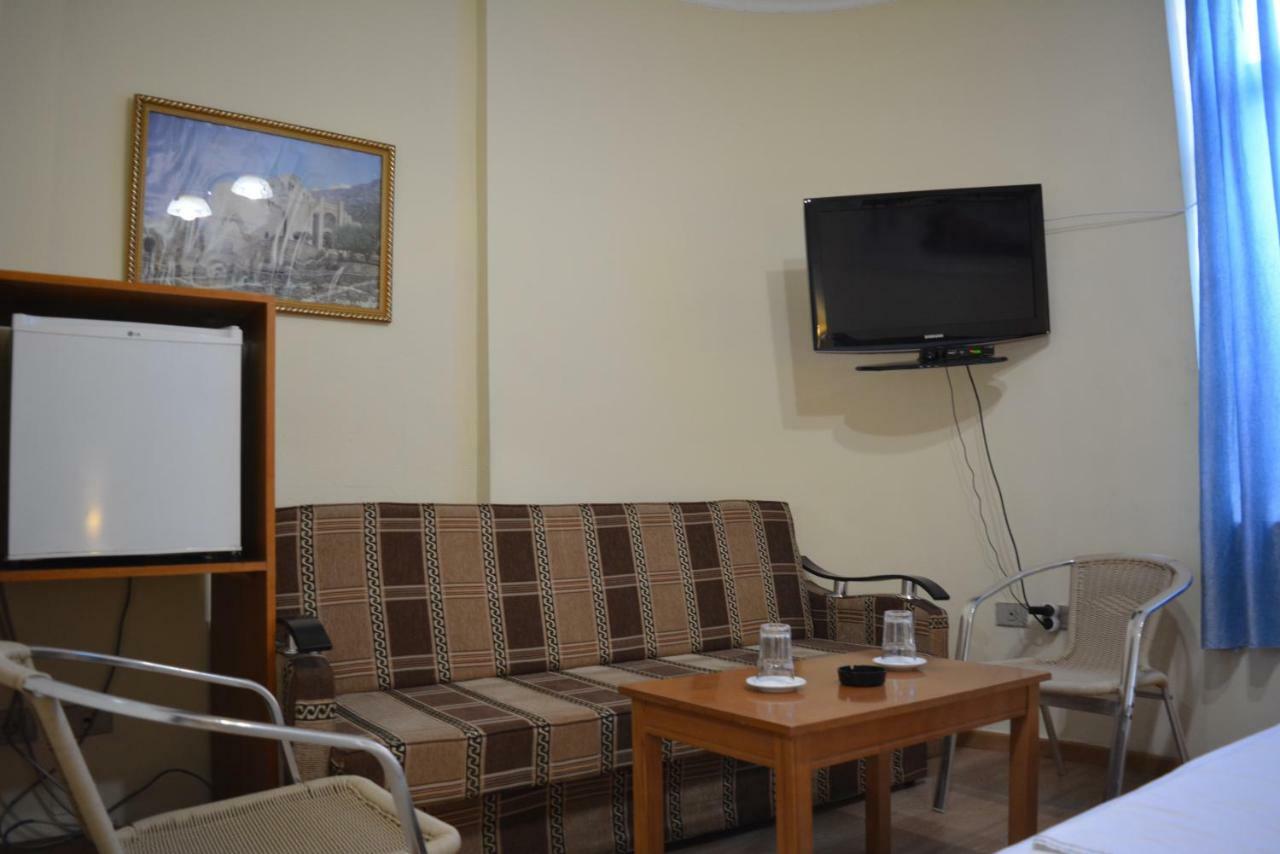 Hotel Republika Tirana Kültér fotó