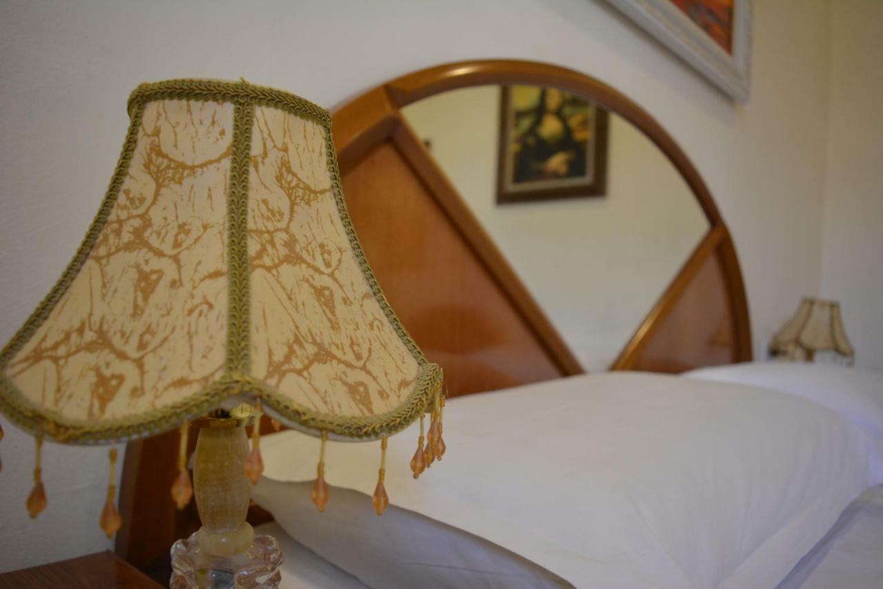 Hotel Republika Tirana Kültér fotó
