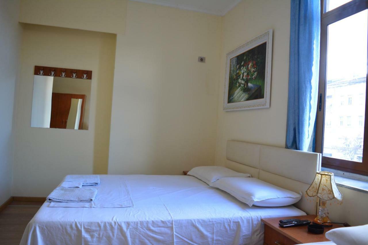 Hotel Republika Tirana Kültér fotó