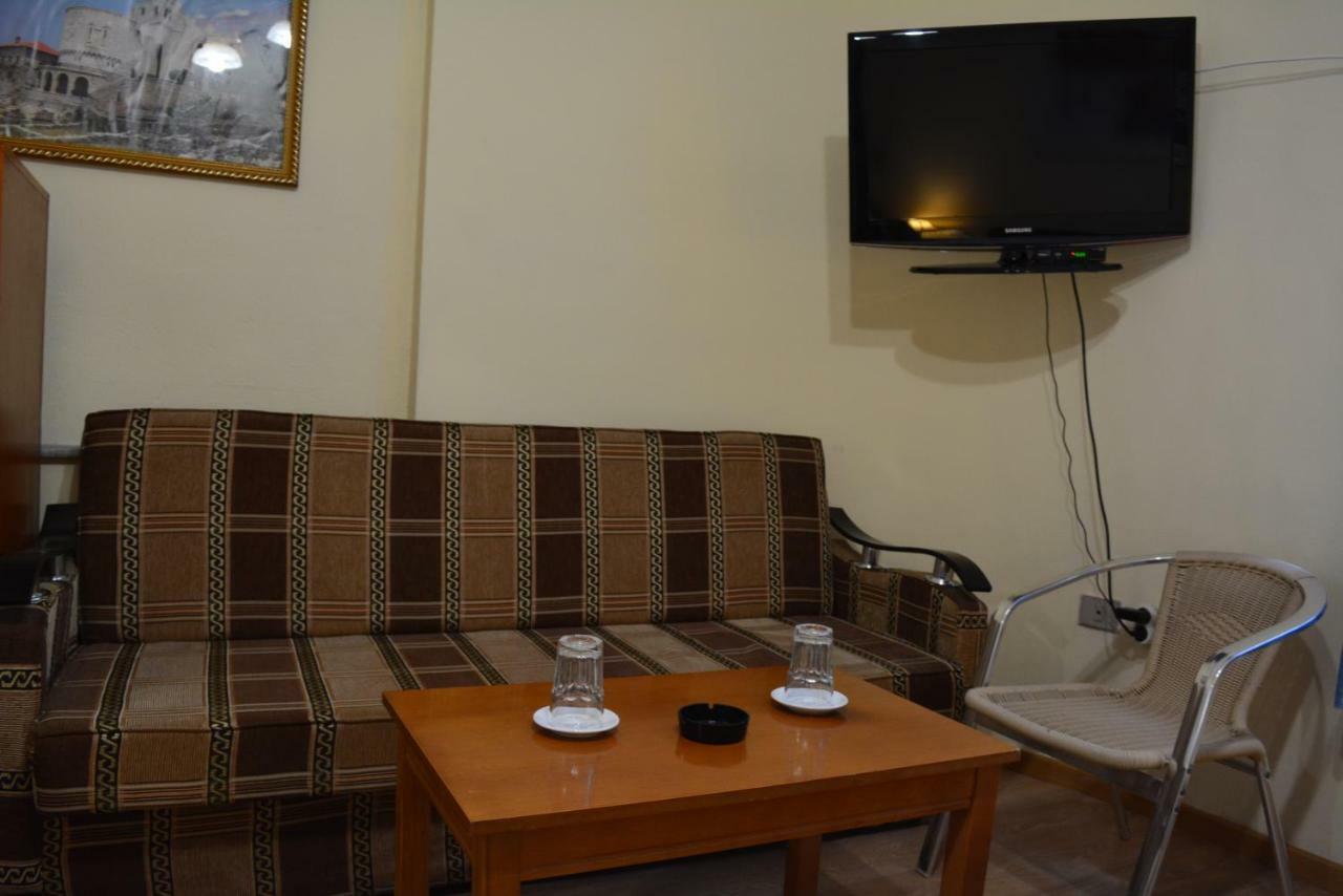 Hotel Republika Tirana Kültér fotó