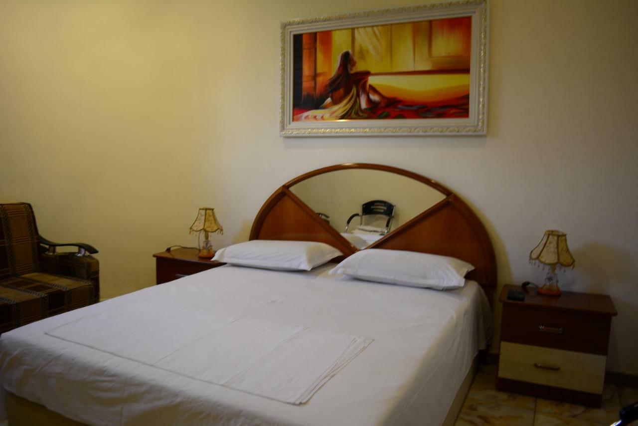 Hotel Republika Tirana Kültér fotó